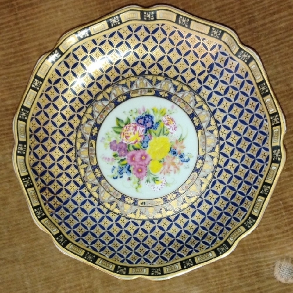 Gold Art Dinnerware with Scalloped Floral Design